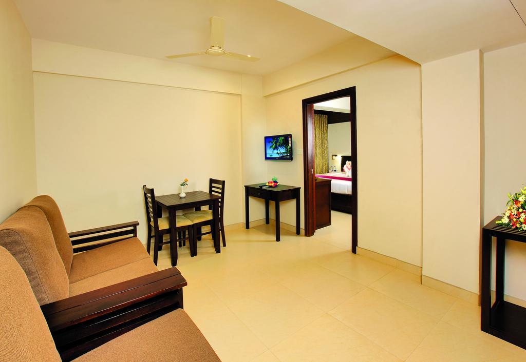 Holiday Vista Thekkady A Premium Hotel Near Periyar Wild Life Sanctuary With Sky View Pool Room photo